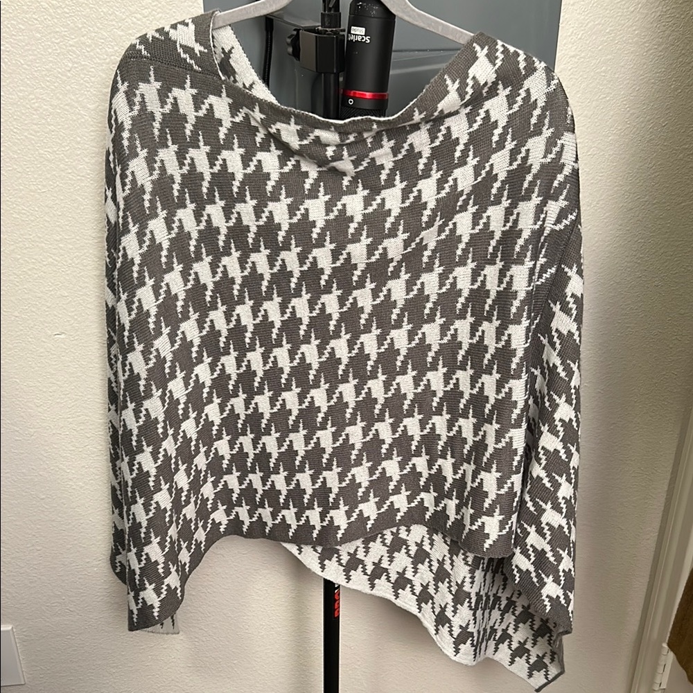 Elegant Gray and White Houndstooth Cape